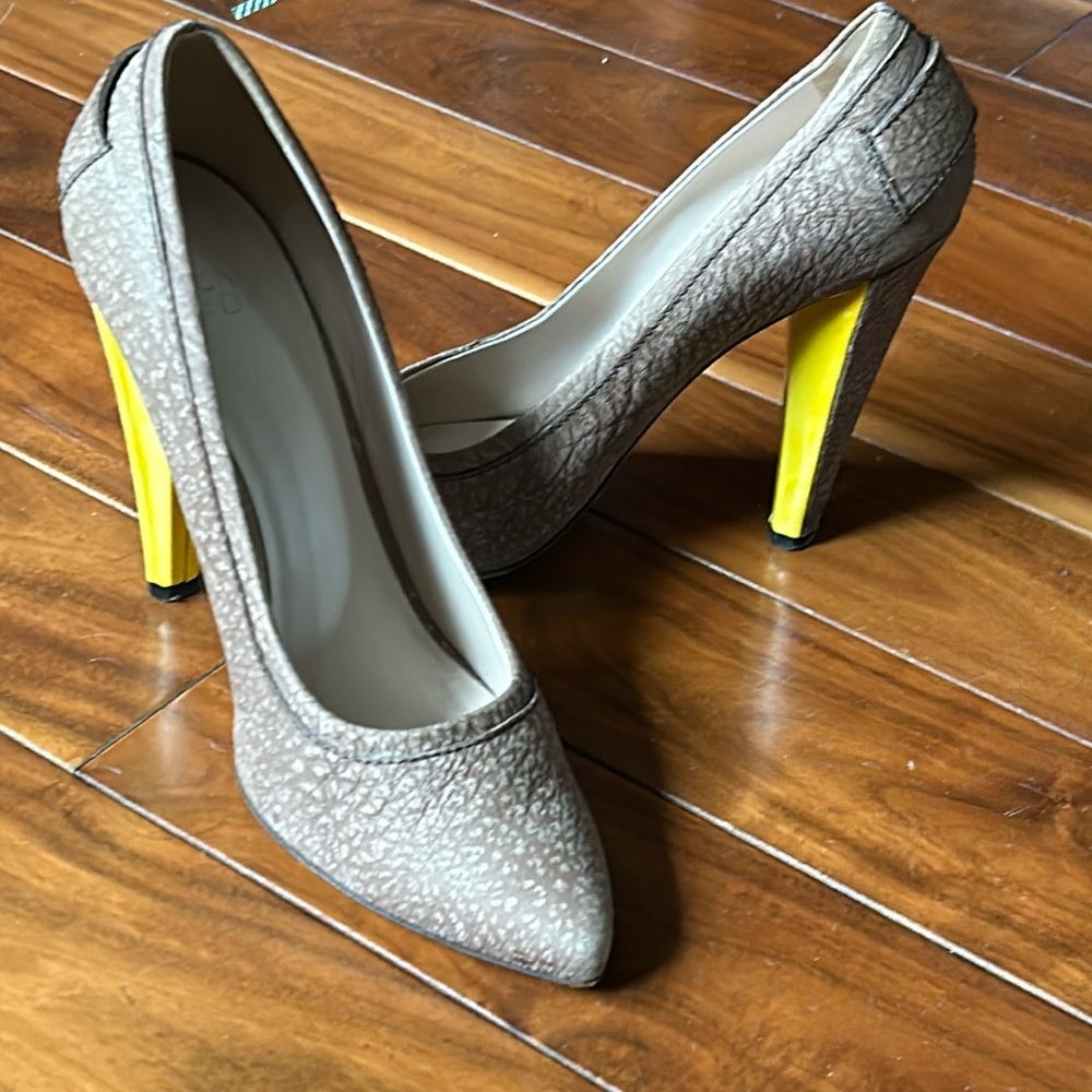 Escada pumps size 38 made in Italy